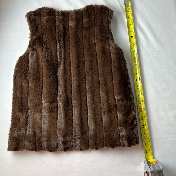 Macy's Girls Brown Faux Fur Vest - Size Large - Picture 6 of 9